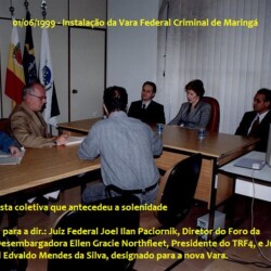 Entrevista coletiva que antecedeu a solenidade. Em uma mesa, estão sentados o Juiz Federal Joel Ilan Paciornik, a Desembargadora Ellen Gracie Northfleet o Juiz Federal Edvaldo Mendes da Silva.