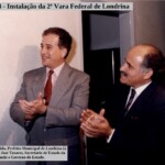 O Prefeito e o Secretário de Justiça aplaudem o descerramento da placa