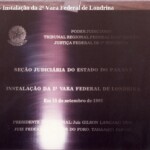 A placa inaugural da nova vara