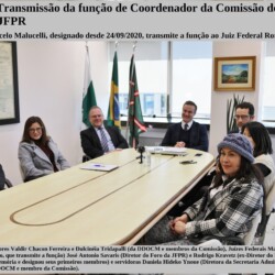Juízes e servidores em torno de uma mesa de reuniões